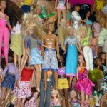 Das Bild zeigt viele Barbie-Puppen.
